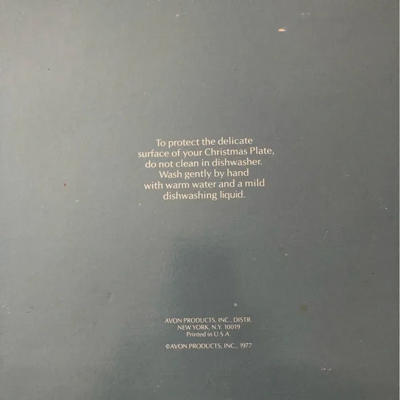 Vintage Avon, 1977 “Carollers in the‎ Snow” Christmas plate - Picture 3 of 7